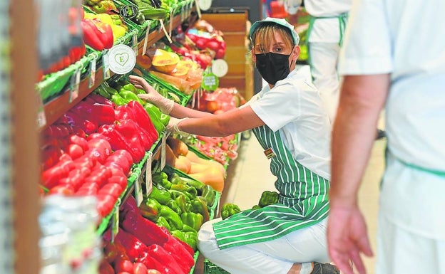 El aceite, la leche y los huevos son los productos que más se han encarecido en la cesta de la compra de los andaluces