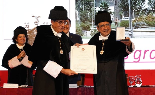 La UMA recibe la medalla de oro de la Universidad de Sevilla