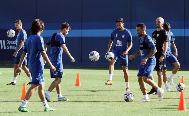 Rostros serios en el entrenamiento del Málaga