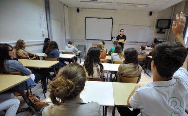 ¿Pueden los profesores crear grupos de Whatsapp con los alumnos?