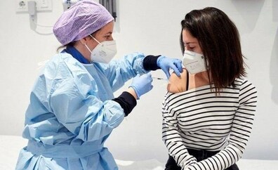 El CSIC advierte de que vacunarse contra el Covid tras la ovulación evita alteraciones en la regla