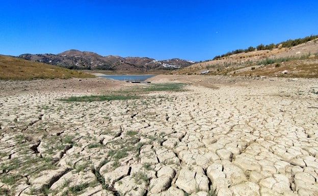 El embalse de La Viñuela, a punto de igualar su mínimo histórico, registrado en octubre de 2008