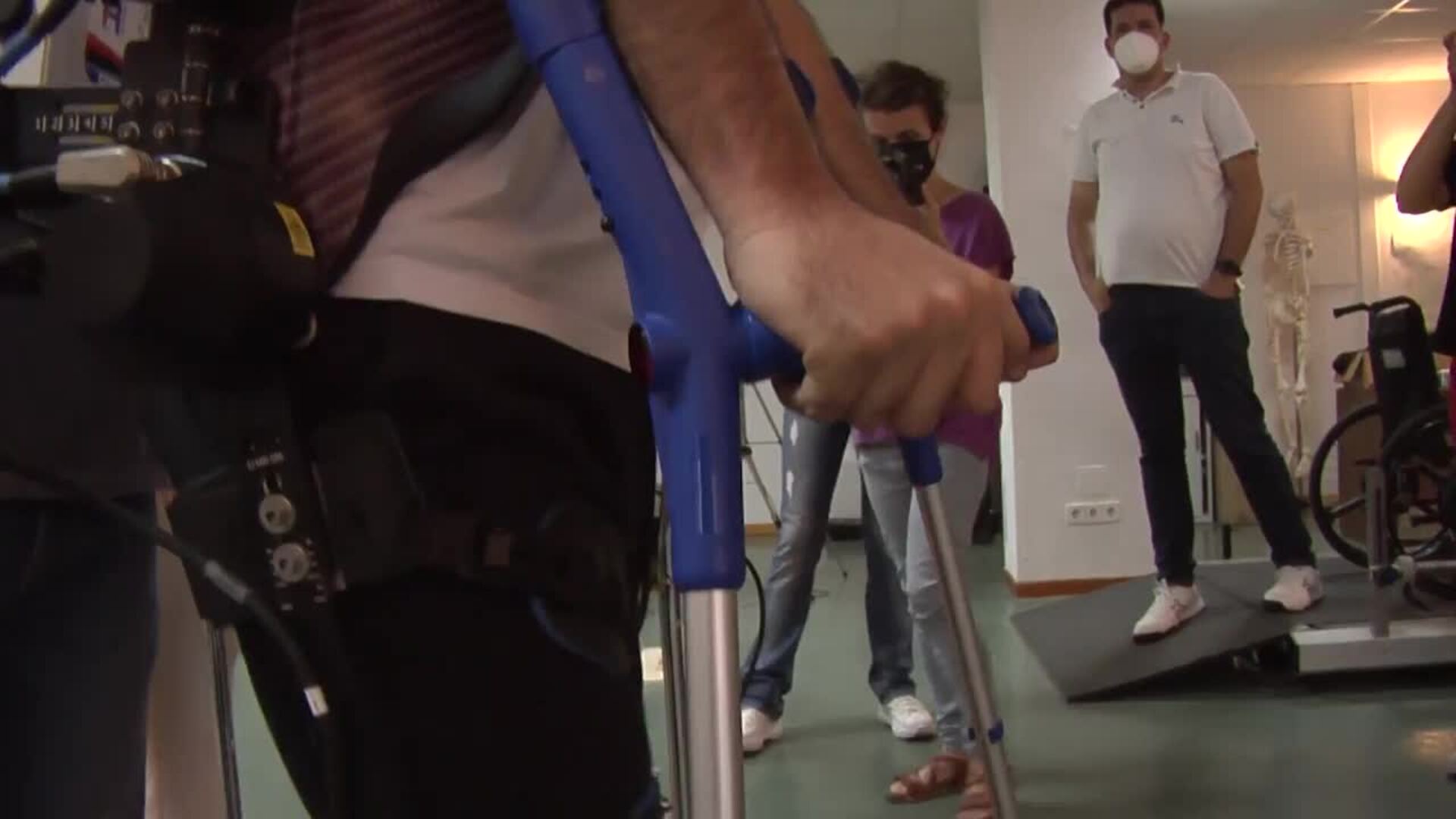 Parapléjicos y UMH ensayan con 'WALK', el exoesqueleto "mágico"