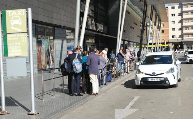 El parón de los taxistas en la Costa del Sol pilla por sorpresa a malagueños y turistas