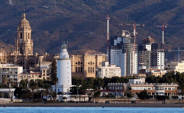 Las torres de Martiricos emergen en el 'skyline' de Málaga