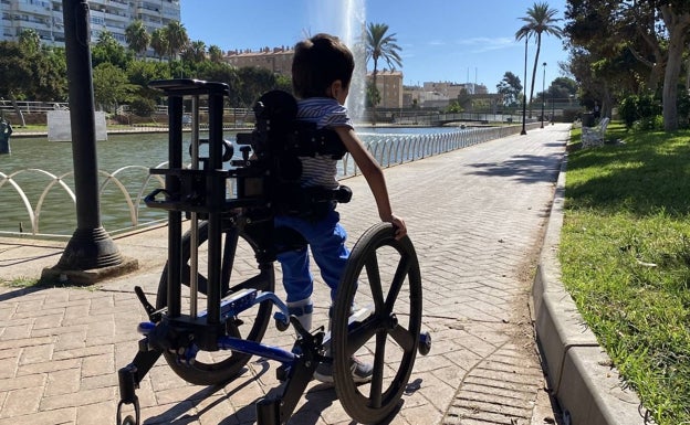 La historia de Máximo: un pequeño con atrofia muscular que quiere ir al cole más de una hora