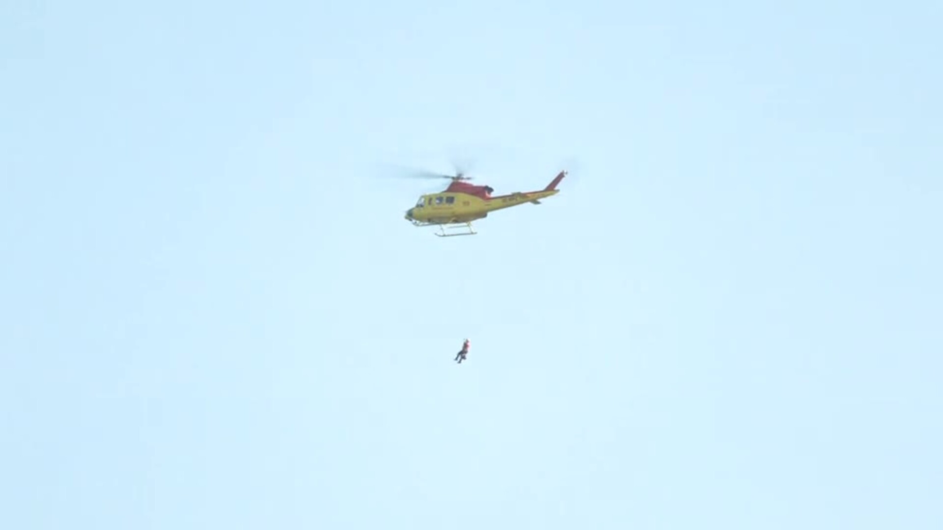Un helicóptero de emergencias rescata en Calpe a una pareja atrapada en el peñón de Ifach