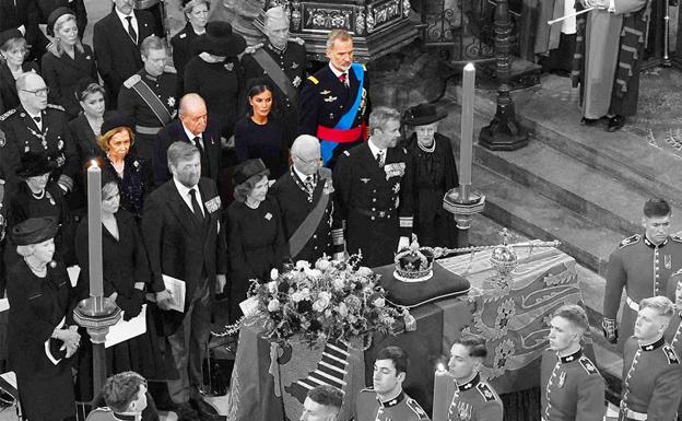 Felipe VI se reencuentra en público con su padre en el funeral por Isabel II