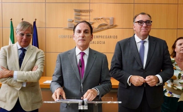 La CEA apoya la bajada de impuestos y el PSOE-A se opone por la reducción de los servicios públicos