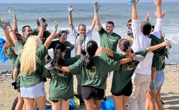 Recogida de residuos en la playa de Río Real de Marbella