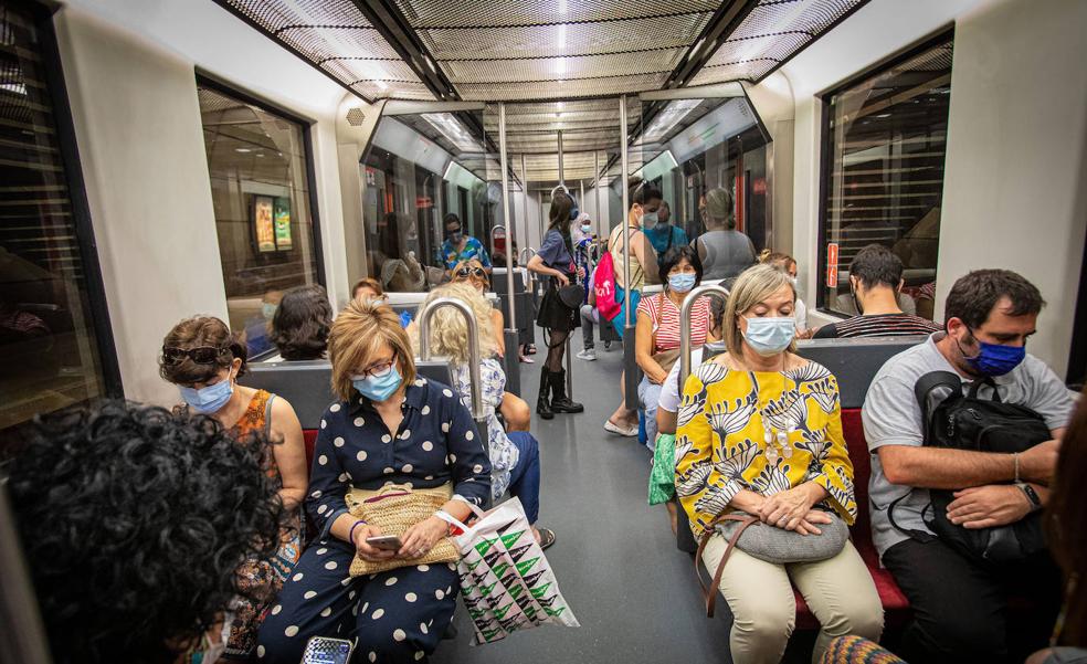 Varias autonomías y el transporte exigen el fin de las mascarillas en metros y autobuses
