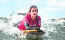 La marbellí Sarah Almagro, que surfea sin extremidades, busca un billete para el Mundial en el Campeonato de España ParaSurfing