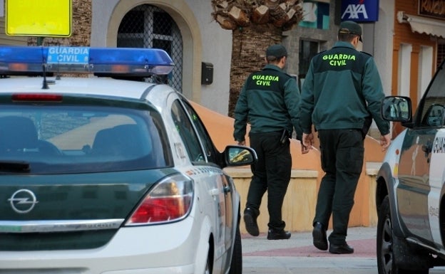 Condenan a un traficante al que la Guardia Civil cazó en un control al ver que escondía una bolsa de droga