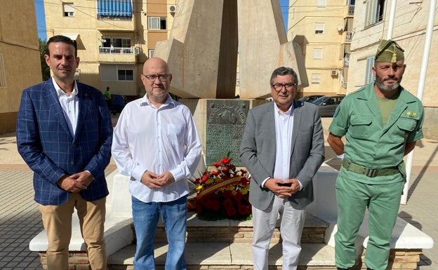 Vélez-Málaga celebra una jura de bandera para civiles con motivo del centenario de la Virgen de Las Angustias Coronada