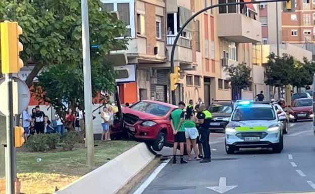 Un coche acaba subido en una rotonda en un aparatoso accidente entre dos turismos en Las Chapas