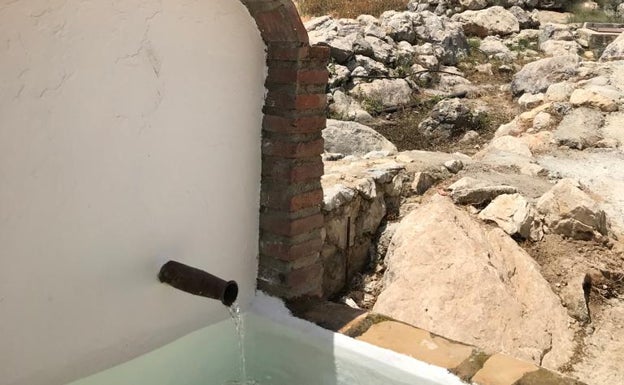 Dos mil vecinos de Periana llevan una semana sin poder consumir el agua del grifo