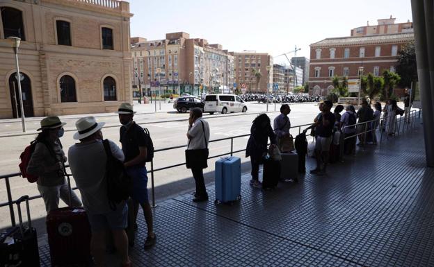 La estación de tren y el aeropuerto de Málaga se quedan sin taxis en otro nuevo día de parón
