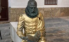 Pintan de dorado la escultura de Cervantes en el centro de Vélez-Málaga