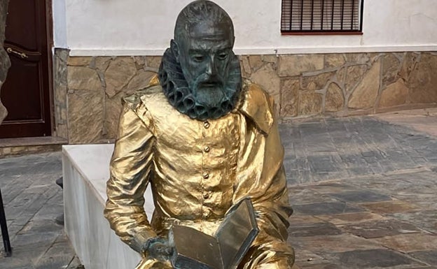 Pintan de dorado la escultura de Cervantes en el centro de Vélez-Málaga