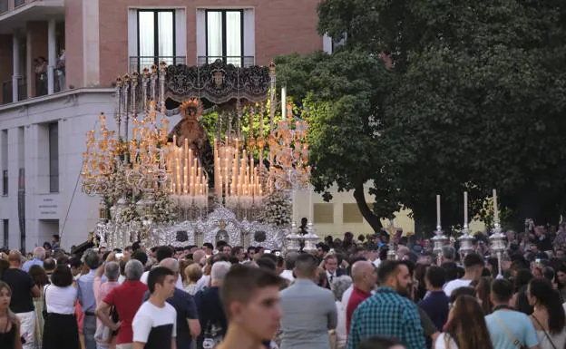 Susto en Málaga por la caída de un arbotante del trono de la Virgen del Gran Poder durante su procesión extraordinaria