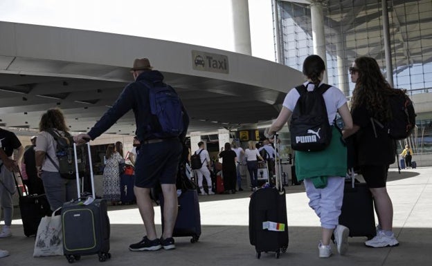 La Junta de Andalucía reúne a taxis y VTC en un último intento de cerrar un acuerdo