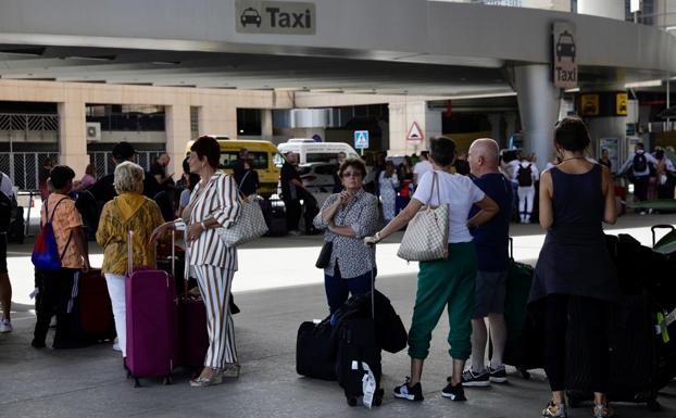 El paro de los taxistas de Málaga, más intenso en el aeropuerto este domingo