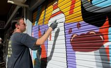 El artista urbano que decora los comercios de la Victoria