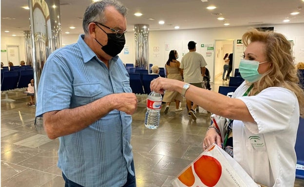 El Hospital Clínico de Málaga regala botellines de agua a los pacientes para fomentar la hidratación