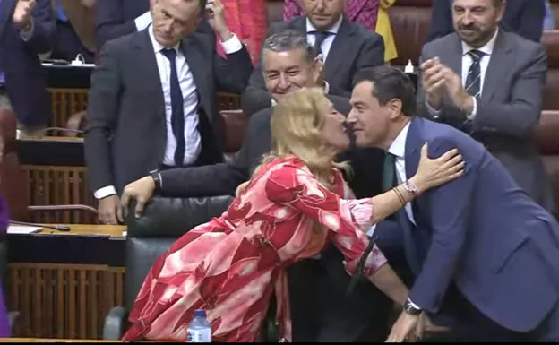 La ministra Carolina España recibe al presidente de la Junta tras la validación del decreto-ley.