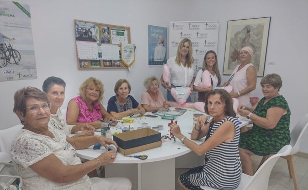 Rincón de la Victoria imparte un taller para elaborar 'la almohada del corazón' para pacientes de cáncer de mama