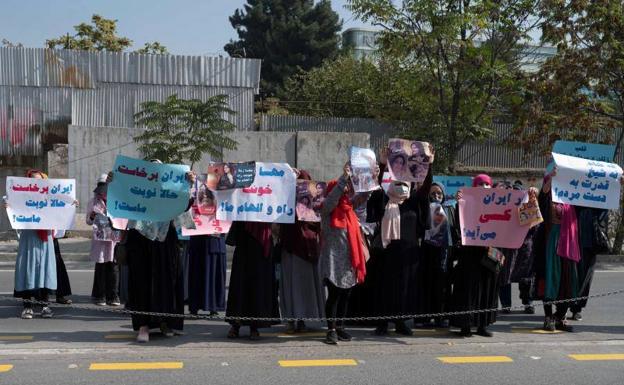 Talibanes dispersan con disparos al aire una manifestación en Kabul en apoyo a mujeres iraníes