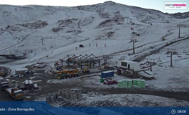 Sierra Nevada amanece con un manto blanco este viernes