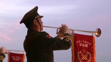 Miles de personas asisten en Pekín al acto solemne del izado de la bandera nacional
