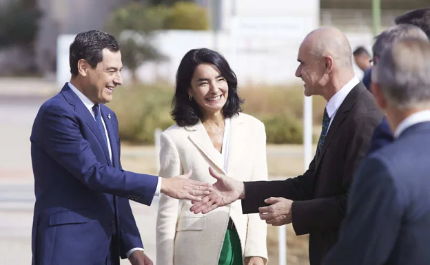 Juanma Moreno recibe al alcalde de Sevilla, Antonio Muñoz, en presencia de la directora de Heineken, Carmen Ponce.  /joaquín corchero / europa press