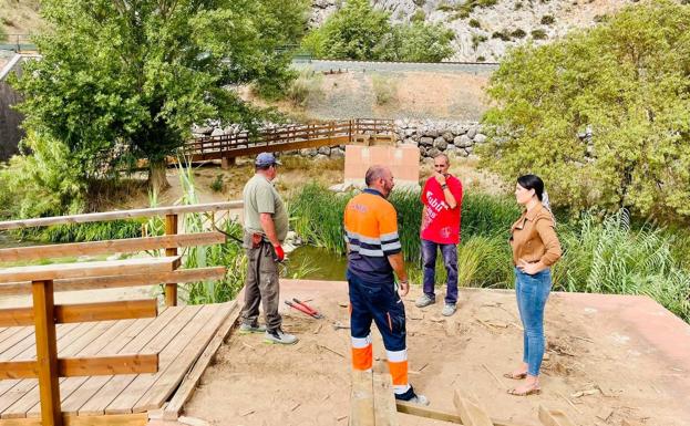 Benaoján inicia la instalación de un nuevo puente de acceso a la Cueva del Gato