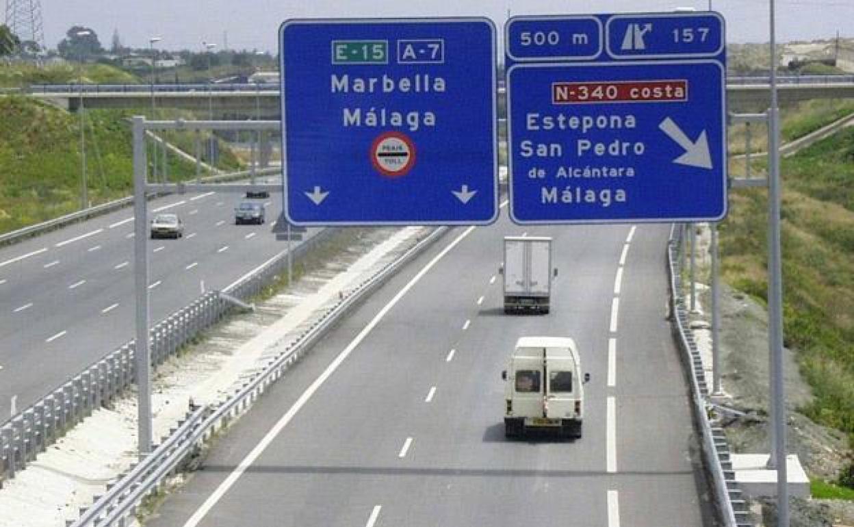 Muere tras salirse su coche de la autopista y chocar contra la mediana en Marbella