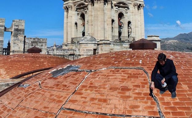 El Ayuntamiento de Málaga inyecta un millón de euros en la Catedral para empezar las obras del tejado