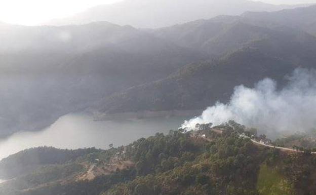 Extinguido el incendio forestal de Istán junto al embalse de La Concepción