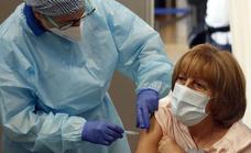 Andalucía anima a ponerse la vacuna de refuerzo contra el Covid: solo la tiene un 67% de la población