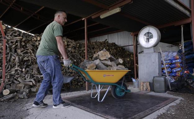 La venta de leña se dispara en Málaga por el aumento del precio del gas y la electricidad