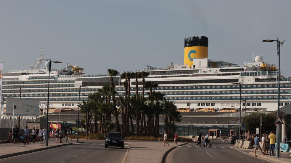 El centro histórico de Málaga se llena de turistas con la llegada de cinco cruceros
