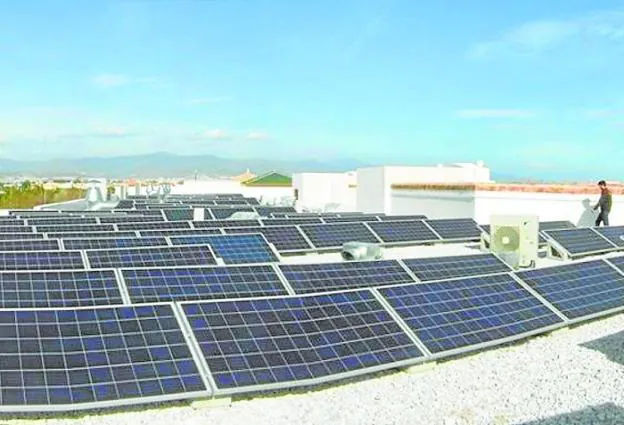 Techo de un edificio lleno de células solares fotovoltaicas.  sur