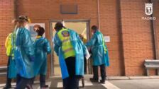 Una niña queda atrapada bajo un bus tras ser atropellada