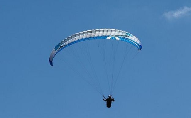 Muere tras caer con su parapente en el cementerio de Cañete la Real