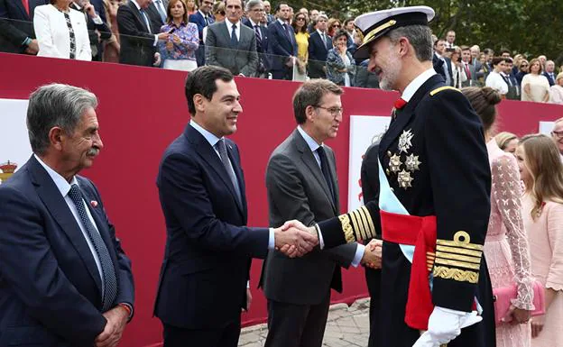 El presidente de Andalucía, Juanma Moreno, recibe al rey Felipe VI.  en la celebración del 12 de octubre. 