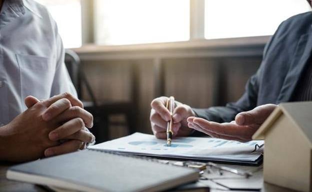 ¿Cuáles son los gastos asociados a una hipoteca y quién los paga?