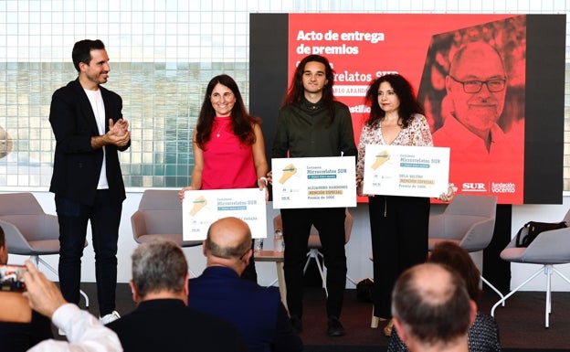 Javier Castillo reivindica el «amor a la palabra» de Pablo Aranda en la entrega de su premio de microrrelatos