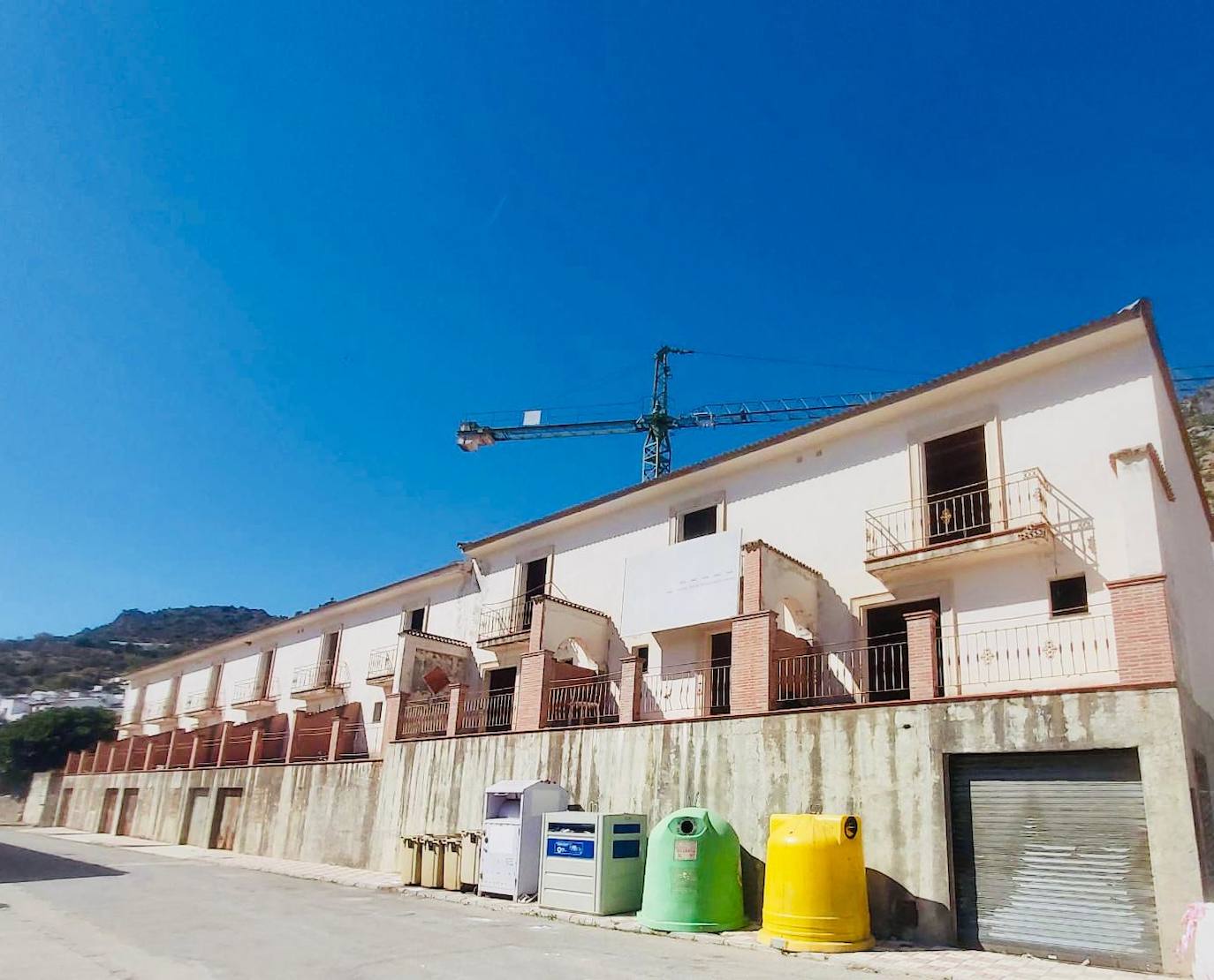 El Ayuntamiento de Benaoján compra una urbanización de 16 viviendas inacabadas