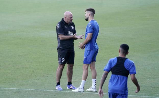 Genaro apunta a ser titular en el Málaga-Lugo por las bajas de N'Diaye y Escassi