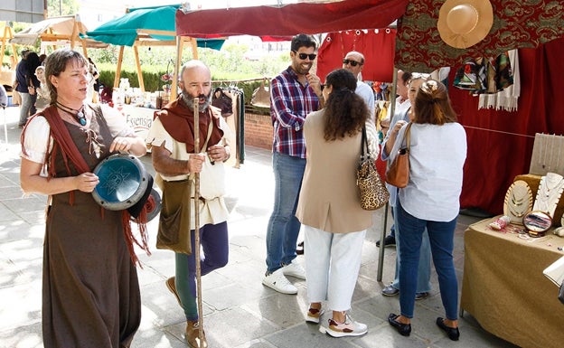 El Camino de Santiago marca el Mercado Medieval que se organiza hasta este domingo en Antequera
